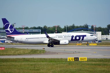 Varşova, Polonya. 8 Haziran 2018. Uçak Sp-Lwd Lot - Polonya Havayolları Boeing 737 - 89p sadece Chopin Havaalanı'nda açılış öncesi.
