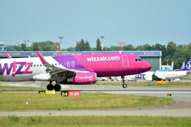 Varşova, Polonya. 8 Haziran 2018. Chopin Havaalanı'nda açılış öncesi sadece ha-Lyd - Airbus A320-232 - Wizz Air uçak.