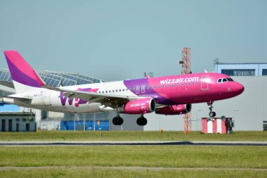 Varşova, Polonya. 8 Haziran 2018. Chopin Havaalanı'nda açılış öncesi sadece ha-Lyd - Airbus A320-232 - Wizz Air uçak.