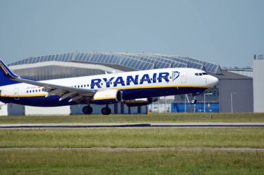 Varşova, Polonya. 8 Haziran 2018. Uçak Sp-Rsa - Boeing 737-8as - Ryanair Chopin Havaalanı'nda açılış öncesi sadece güneş.