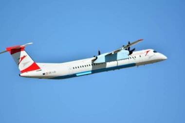 Varşova, Polonya. 8 Haziran 2018. Yolcu uçak Varşova Chopin Havaalanı Pist Oe-o - Bombardier Dash 8 Q400 - Avusturya Havayolları uçuyor
