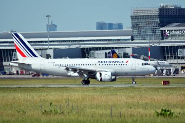 Varşova, Polonya. 8 Haziran 2018. Yolcu uçak F-Grxm - Airbus A319-111 - Air France Varşova Chopin Havaalanı Pist uçuyor