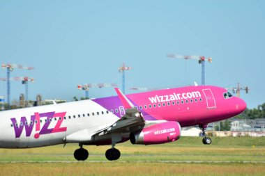Varşova, Polonya. 8 Haziran 2018. Yolcu uçak Varşova Chopin Havaalanı Pist Ha-Ltd - Airbus A321-231 - Wizz Air uçuyor