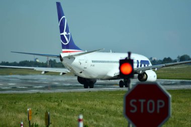Varşova, Polonya. 8 Haziran 2018. Uçak Sp-Lwc Lot - Polonya Havayolları Boeing 737 - 89 almaya hazırlanıyor p.