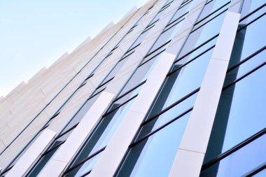 Çelik ve camdan yapılmış modern ofis binası.