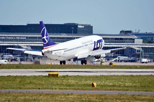 Varşova, Polonya. 8 Haziran 2018. Lot - Polonya Havayolları Boeing 737 hemen önce iniş Chopin Havaalanı'nda uçak.