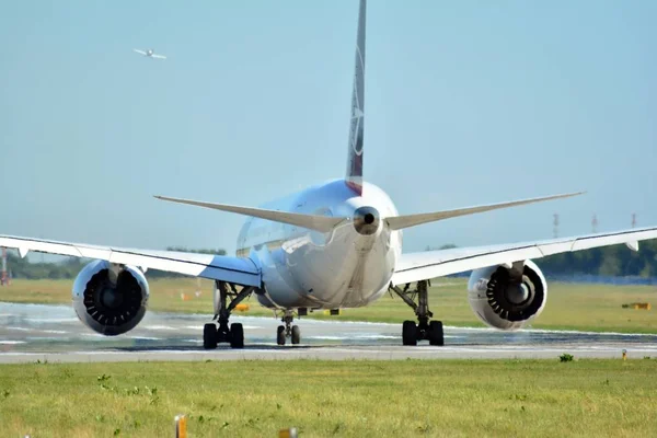 Avion Dirige Vers Position Décollage Sur Une Piste Aéroport — Photo