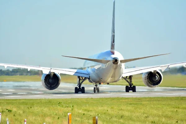 Avion Dirige Vers Position Décollage Sur Une Piste Aéroport — Photo