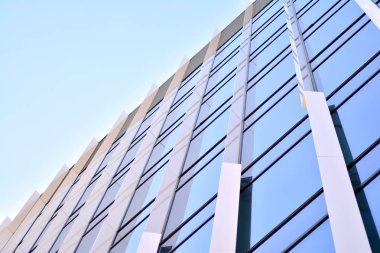 Çelik ve camdan yapılmış modern ofis binası.