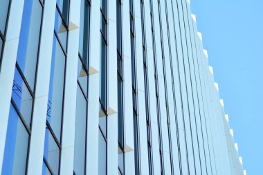 Çelik ve camdan yapılmış modern ofis binası.