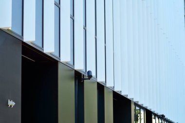 Çelik ve camdan yapılmış modern ofis binası.