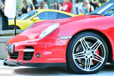 Warsaw,Poland.9 Haziran 2018. Kawa ı Samochody - Daftcafe-Varşova Spire gökdelen Avrupa Meydanı'nda Toplantı göstermek. Porsche spor araba arka ışık görünümünü yakın çekim.