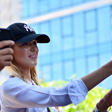 Warsaw,Poland.9 Haziran 2018. Kawa ı Samochody - Daftcafe-Varşova Spire gökdelen Avrupa Meydanı'nda Toplantı göstermek. Yakın çekim güzel kadın yüzü