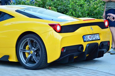 Warsaw,Poland.9 Haziran 2018. Kawa ı Samochody - Daftcafe-Varşova Spire gökdelen Avrupa Meydanı'nda Toplantı göstermek. Yakın çekim görünümü Ferrari spor araba arka ışık.