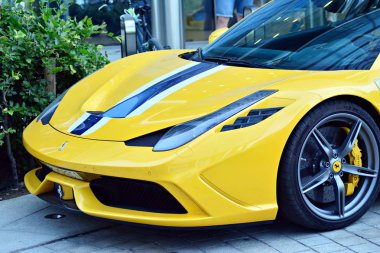 Warsaw,Poland.9 Haziran 2018. Kawa ı Samochody - Daftcafe-Varşova Spire gökdelen Avrupa Meydanı'nda Toplantı göstermek. Yakın çekim görünümü Ferrari spor araba arka ışık.