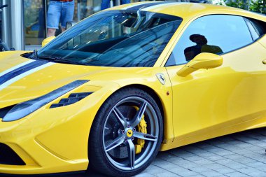 Warsaw,Poland.9 Haziran 2018. Kawa ı Samochody - Daftcafe-Varşova Spire gökdelen Avrupa Meydanı'nda Toplantı göstermek. Yakın çekim görünümü Ferrari spor araba arka ışık.