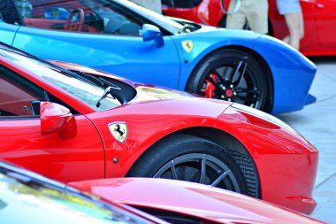 Warsaw,Poland.9 Haziran 2018. Kawa ı Samochody - Daftcafe-Varşova Spire gökdelen Avrupa Meydanı'nda Toplantı göstermek. Yakın çekim görünümü Ferrari spor araba arka ışık.