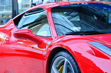 Warsaw,Poland.9 Haziran 2018. Kawa ı Samochody - Daftcafe-Varşova Spire gökdelen Avrupa Meydanı'nda Toplantı göstermek. Yakın çekim görünümü Ferrari spor araba arka ışık.