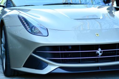 Warsaw,Poland.9 Haziran 2018. Kawa ı Samochody - Daftcafe-Varşova Spire gökdelen Avrupa Meydanı'nda Toplantı göstermek. Yakın çekim görünümü Ferrari spor araba arka ışık.