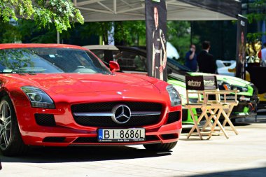 Warsaw,Poland.9 Haziran 2018. Kawa ı Samochody - Daftcafe-Varşova Spire gökdelen Avrupa Meydanı'nda Toplantı göstermek. Spor araba arka ışık görünümünü yakın çekim.