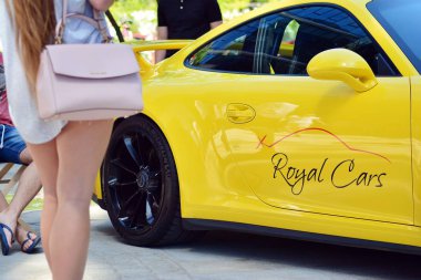 Warsaw,Poland.9 Haziran 2018. Kawa ı Samochody - Daftcafe-Varşova Spire gökdelen Avrupa Meydanı'nda Toplantı göstermek. Porsche spor araba arka ışık görünümünü yakın çekim.