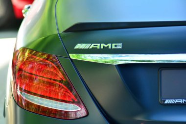 Warsaw,Poland.9 Haziran 2018. Kawa ı Samochody - Daftcafe-Varşova Spire gökdelen Avrupa Meydanı'nda Toplantı göstermek. Yakın çekim görünümü Mercedes spor araba arka ışık.