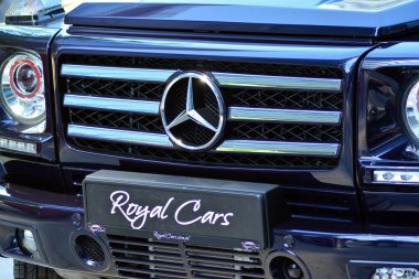 Warsaw,Poland.9 Haziran 2018. Kawa ı Samochody - Daftcafe-Varşova Spire gökdelen Avrupa Meydanı'nda Toplantı göstermek. Yakın çekim manzara spor araba arka ışık. Mercedes - Benz