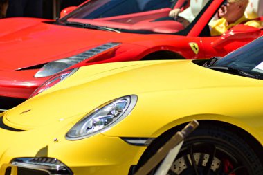 Warsaw,Poland.9 Haziran 2018. Kawa ı Samochody - Daftcafe-Varşova Spire gökdelen Avrupa Meydanı'nda Toplantı göstermek. Porsche spor araba arka ışık görünümünü yakın çekim.