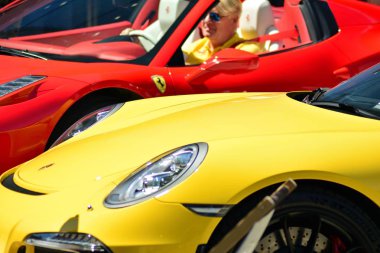 Warsaw,Poland.9 Haziran 2018. Kawa ı Samochody - Daftcafe-Varşova Spire gökdelen Avrupa Meydanı'nda Toplantı göstermek. Porsche spor araba arka ışık görünümünü yakın çekim.