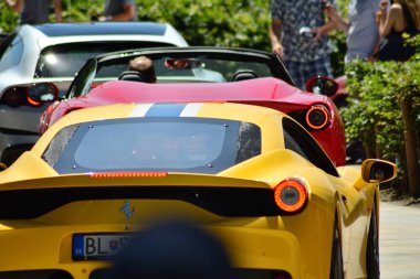 Warsaw,Poland.9 Haziran 2018. Kawa ı Samochody - Daftcafe-Varşova Spire gökdelen Avrupa Meydanı'nda Toplantı göstermek. Yakın çekim görünümü Ferrari spor araba arka ışık.