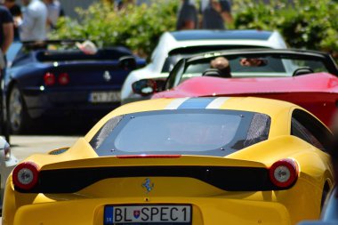 Warsaw,Poland.9 Haziran 2018. Kawa ı Samochody - Daftcafe-Varşova Spire gökdelen Avrupa Meydanı'nda Toplantı göstermek. Yakın çekim görünümü Ferrari spor araba arka ışık.