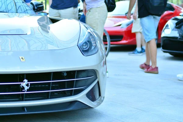 Warsaw,Poland.9 Haziran 2018. Kawa ı Samochody - Daftcafe-Varşova Spire gökdelen Avrupa Meydanı'nda Toplantı göstermek. Yakın çekim görünümü Ferrari spor araba arka ışık.