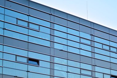 Çelik ve camdan yapılmış modern ofis binası.