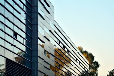 Çelik ve camdan yapılmış modern ofis binası.