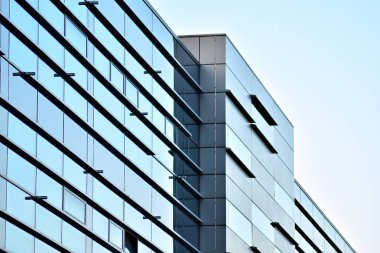 Çelik ve camdan yapılmış modern ofis binası.
