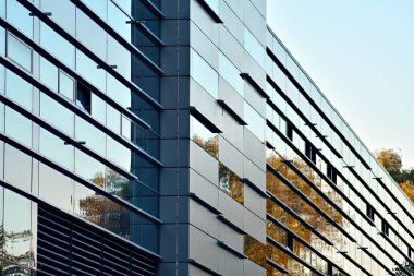 Çelik ve camdan yapılmış modern ofis binası.