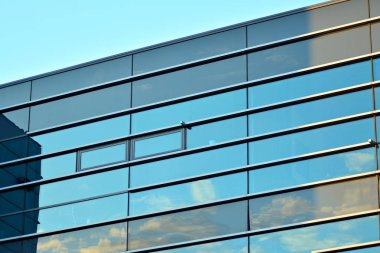 Çelik ve camdan yapılmış modern ofis binası.