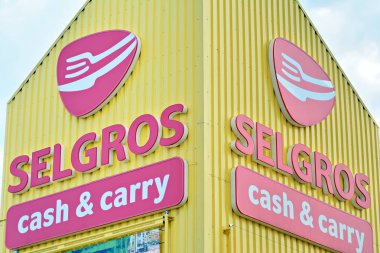 Varşova, Polonya. 15 Haziran 2018. İşaret Selgros. Şirket tabela Selgros. 