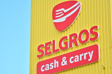 Varşova, Polonya. 15 Haziran 2018. İşaret Selgros. Şirket tabela Selgros. 