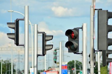 Bir sokak üzerinde trafik ışıkları