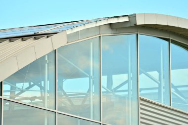 Çelik ve camdan yapılmış modern ofis binası.