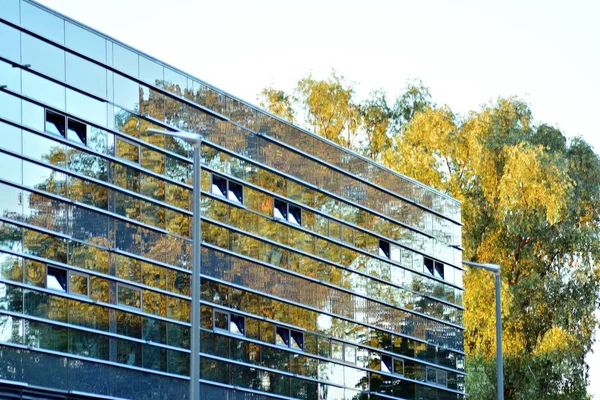 Çelik ve camdan yapılmış modern ofis binası.