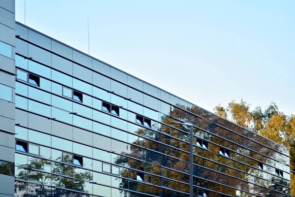 Çelik ve camdan yapılmış modern ofis binası.