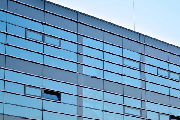 Çelik ve camdan yapılmış modern ofis binası.