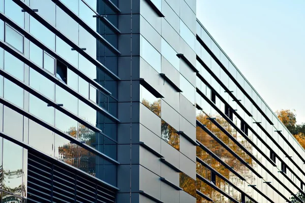 Çelik ve camdan yapılmış modern ofis binası.