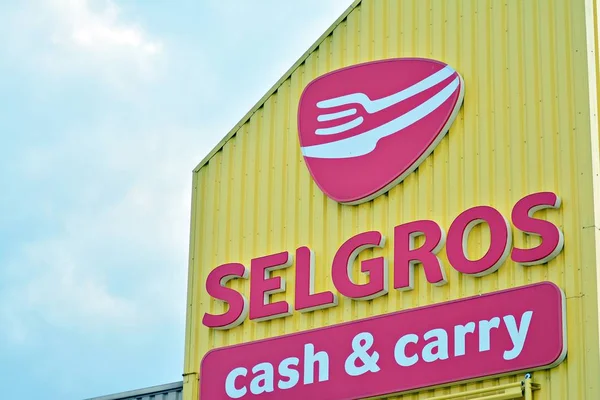 Varşova, Polonya. 15 Haziran 2018. İşaret Selgros. Şirket tabela Selgros. 