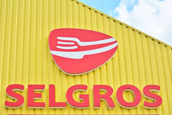 Varşova, Polonya. 15 Haziran 2018. İşaret Selgros. Şirket tabela Selgros. 