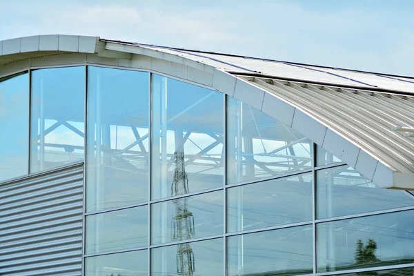 Çelik ve camdan yapılmış modern ofis binası.
