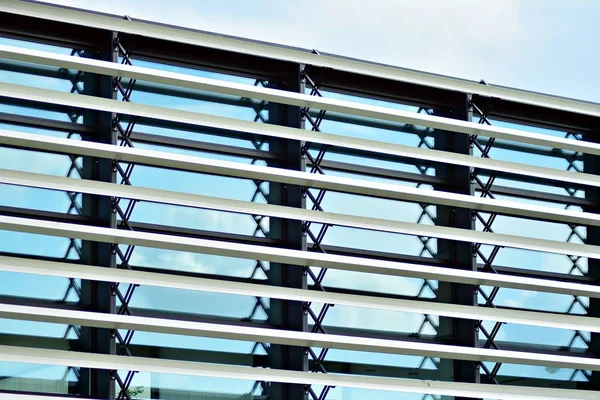 Çelik ve camdan yapılmış modern ofis binası.