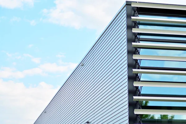 Çelik ve camdan yapılmış modern ofis binası.